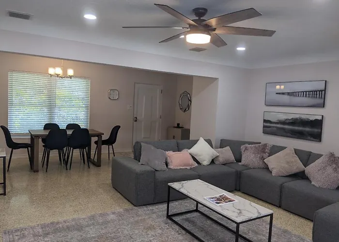 Clematis House Near Arlington Park With Heated Pool